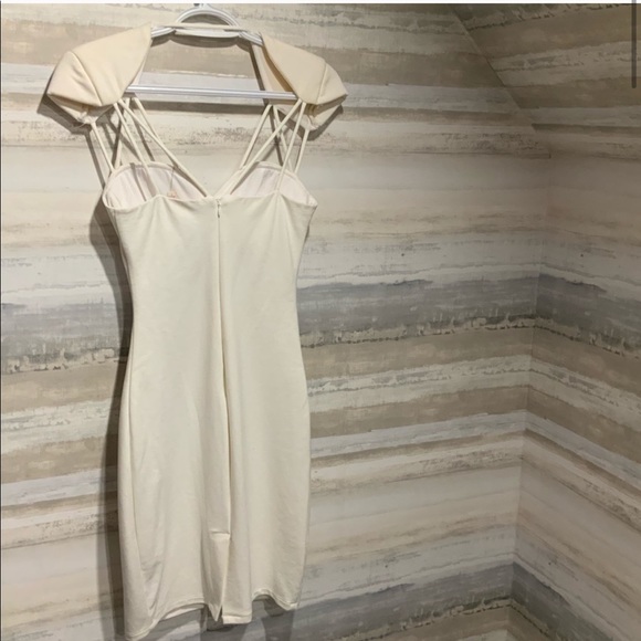 ✨Host Pick✨ NWT Strappy Padded Shoulder White Dress by Guess - Picture 3 of 6